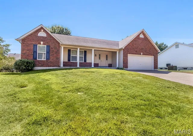 Photo 2 of Single family home for sale at 882 Sara Beth Ct, Saint Peters, MO 63376 | MLS# MIS26056907 | Listing updated on 2026-09-03