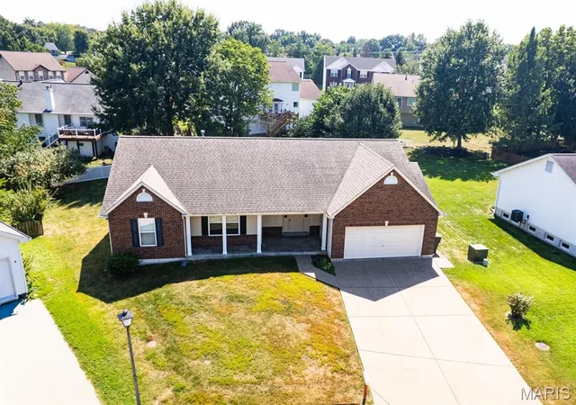Photo 3 of Single family home for sale at 882 Sara Beth Ct, Saint Peters, MO 63376 | MLS# MIS26056907 | Listing updated on 2026-09-03