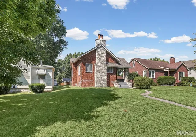 Photo 2 of Sale Pending at 318 State St, Belleville, IL 62220 | MLS# MIS26056925 | Listing updated on 2026-09-08