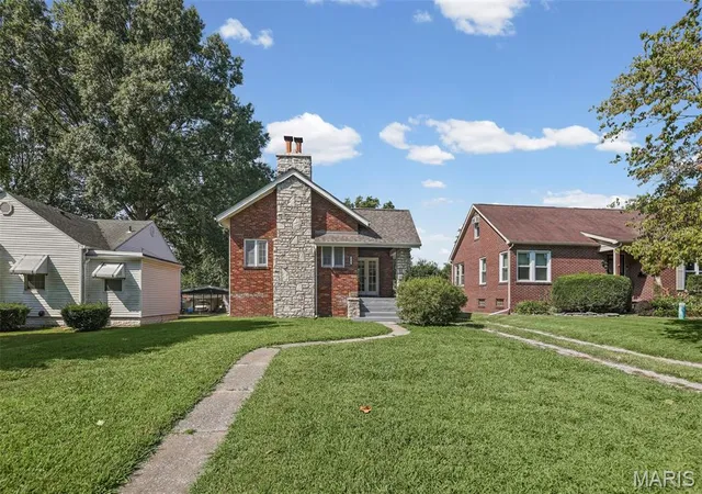 Photo 2 of Sale Pending at 318 State St, Belleville, IL 62220 | MLS# MIS26056925 | Listing updated on 2026-09-08