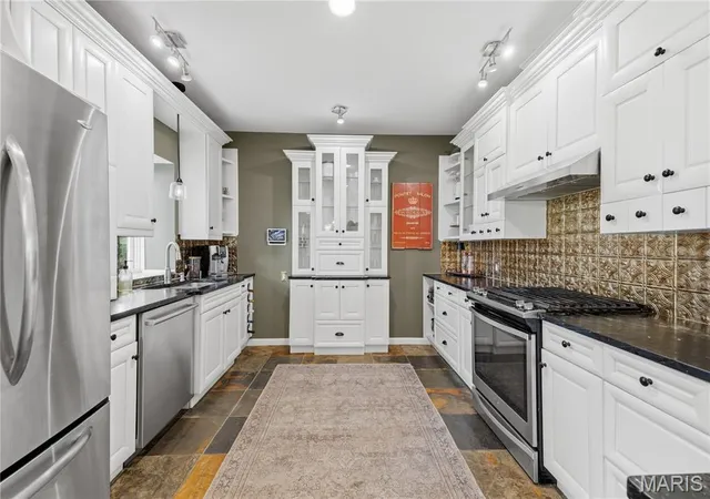 Photo 3 of Sale Pending at 9532 S Geyer Rd, Saint Louis, MO 63127 | MLS# MIS26056973 | Listing updated on 2026-09-23