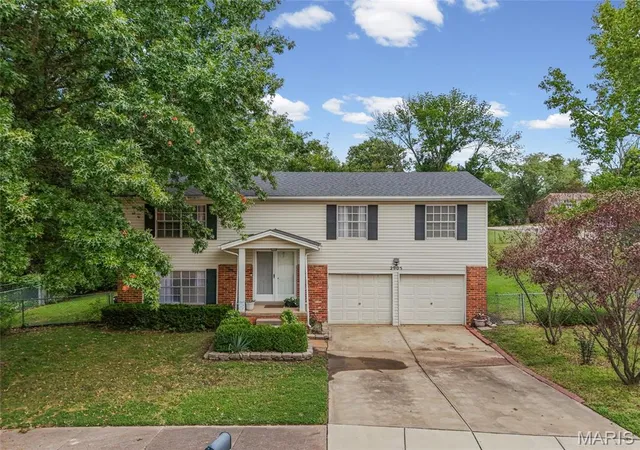 Photo 2 of Sale Pending at 2905 Misty Cir, Saint Louis, MO 63129 | MLS# MIS26056977 | Listing updated on 2026-10-01