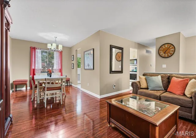 Photo 3 of Sale Pending at 2905 Misty Cir, Saint Louis, MO 63129 | MLS# MIS26056977 | Listing updated on 2026-10-01