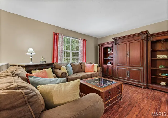 Photo 4 of Sale Pending at 2905 Misty Cir, Saint Louis, MO 63129 | MLS# MIS26056977 | Listing updated on 2026-10-01