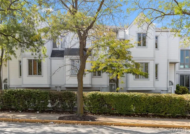 Photo 1 of Townhouse for sale at 26 Columbus Sq Dr, Saint Louis, MO 63101 | MLS# MIS26057007 | Listing updated on 2026-09-03