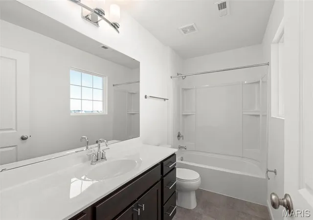 Photo 3 of Single family home for sale at 2 Fieldcrest At Oakshire, O'fallon, MO 63385 | MLS# MIS26057017 | Listing updated on 2026-09-03