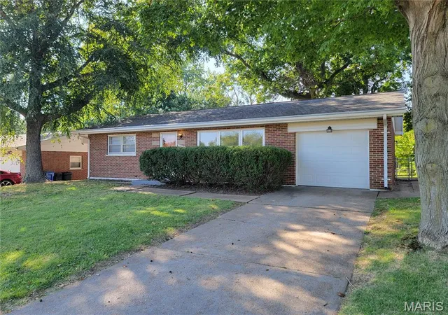 Photo 1 of Single family home for sale at 2020 Saint Stephen Dr, Florissant, MO 63033 | MLS# MIS26057018 | Listing updated on 2026-09-08