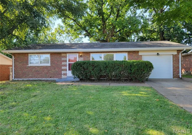 Photo 2 of Single family home for sale at 2020 Saint Stephen Dr, Florissant, MO 63033 | MLS# MIS26057018 | Listing updated on 2026-09-08