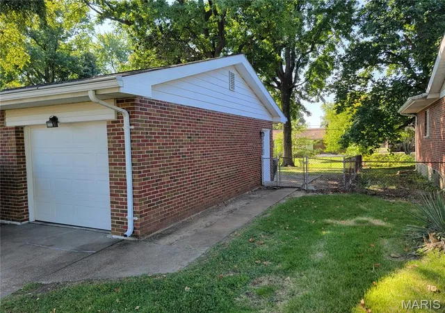 Photo 3 of Single family home for sale at 2020 Saint Stephen Dr, Florissant, MO 63033 | MLS# MIS26057018 | Listing updated on 2026-09-08