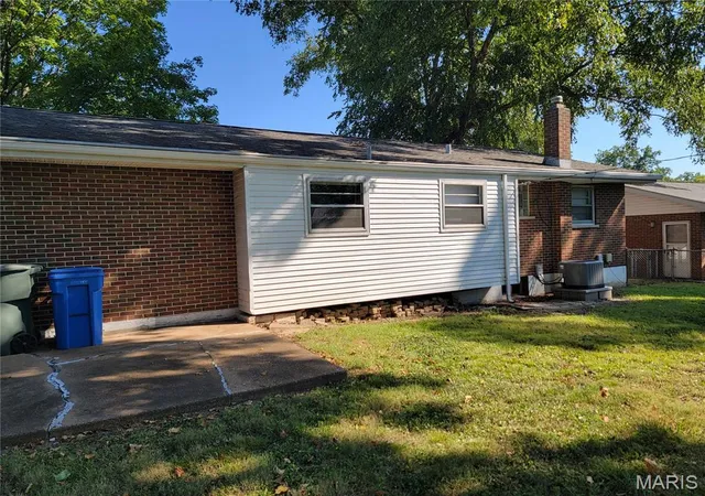 Photo 4 of Single family home for sale at 2020 Saint Stephen Dr, Florissant, MO 63033 | MLS# MIS26057018 | Listing updated on 2026-09-08