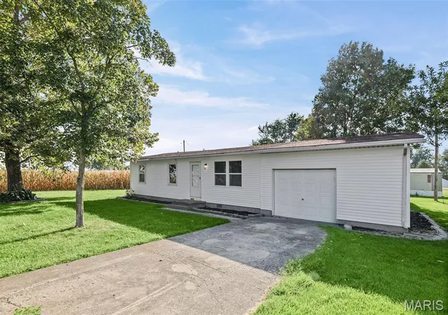 Photo 2 of Single family home for sale at 708 S 3rd Street, Irvington, IL 62848 | MLS# MIS26057030 | Listing updated on 2026-09-03