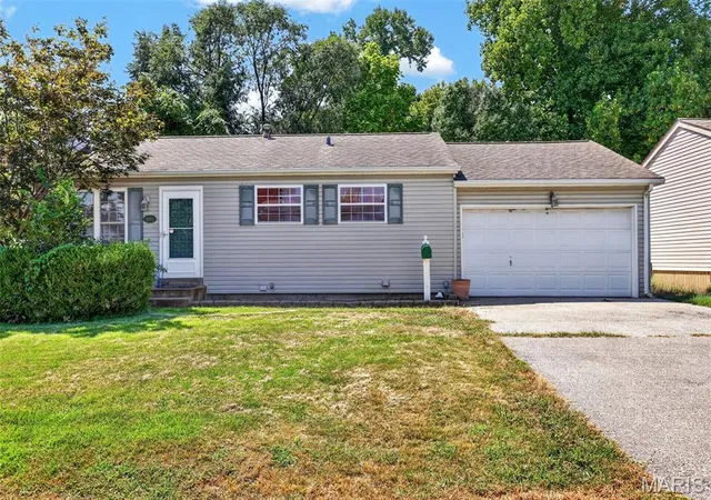 Photo 3 of Sale Pending at 12117 Fleetwood Pl, Maryland Heights, MO 63043 | MLS# MIS26057036 | Listing updated on 2026-09-05