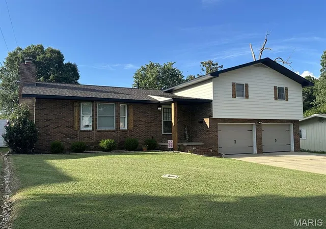 Photo 3 of Single family home for sale at 1112 Meadow Ln, Dexter, MO 63841 | MLS# MIS26057039 | Listing updated on 2026-10-02