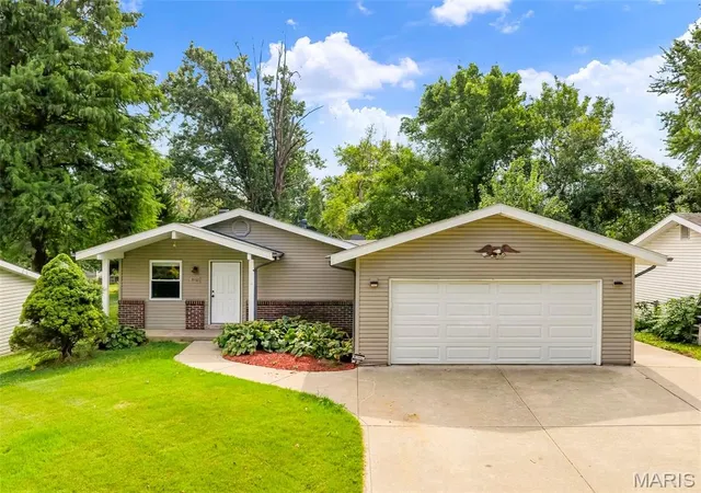 Photo 2 of Sale Pending at 2460 Lindsay Ln, Florissant, MO 63031 | MLS# MIS26057051 | Listing updated on 2026-10-01