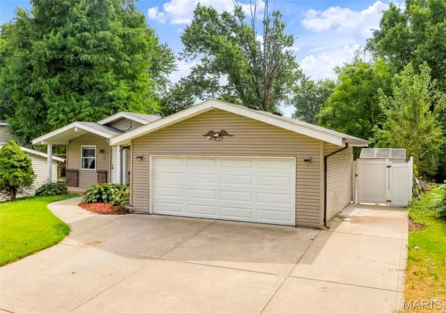 Photo 3 of Sale Pending at 2460 Lindsay Ln, Florissant, MO 63031 | MLS# MIS26057051 | Listing updated on 2026-10-01