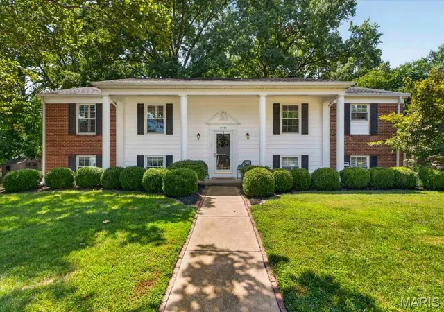 Single family home for sale at 11826 Point Oak Dr, Saint Louis, MO 63131 | MLS# MIS26057054