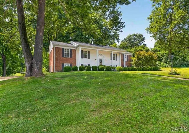 Photo 2 of Single family home for sale at 11826 Point Oak Dr, Saint Louis, MO 63131 | MLS# MIS26057054 | Listing updated on 2026-09-14