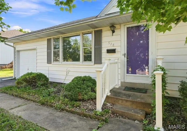 Single family home for sale at 928 Poinsetta Ln, Saint Louis, MO 63122 | MLS# MIS26057060