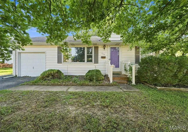 Photo 1 of Single family home for sale at 928 Poinsetta Ln, Saint Louis, MO 63122 | MLS# MIS26057060 | Listing updated on 2026-10-01