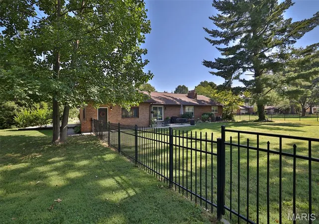 Photo 2 of Single family home for sale at 124 Drake Ct, Edwardsville, IL 62025 | MLS# MIS26057091 | Listing updated on 2026-10-09