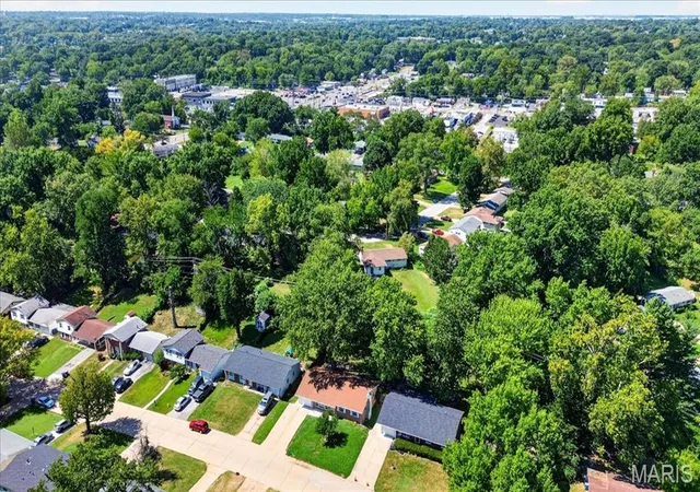 Photo 3 of Sale Pending at 10103 Chambers Hl Dr, Saint Louis, MO 63136 | MLS# MIS26057125 | Listing updated on 2026-09-15