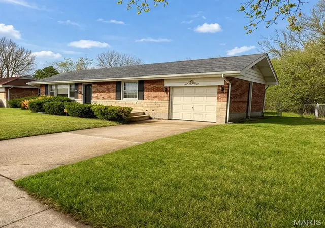 Photo 3 of Single family home for sale at 325 Royce Dr, Saint Louis, MO 63135 | MLS# MIS26057146 | Listing updated on 2026-09-04