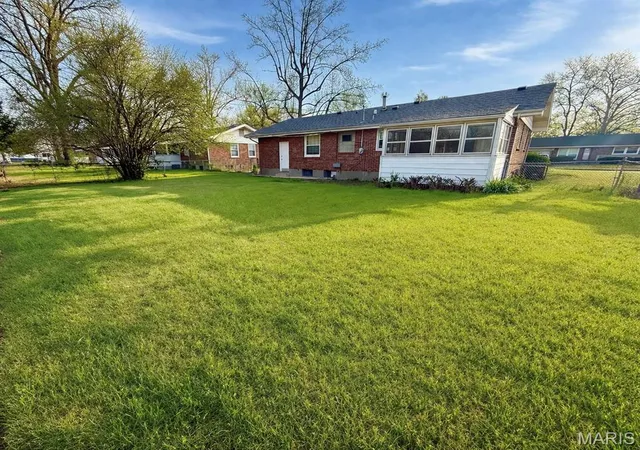 Photo 4 of Single family home for sale at 325 Royce Dr, Saint Louis, MO 63135 | MLS# MIS26057146 | Listing updated on 2026-09-04