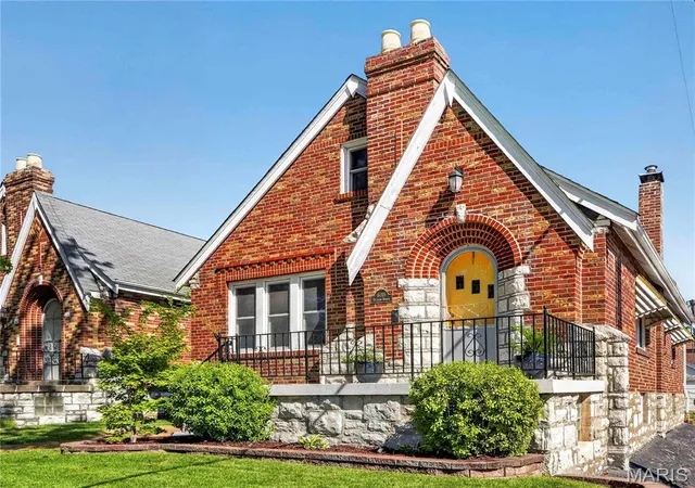 Photo 2 of Sale Pending at 6015 Oleatha Ave, Saint Louis, MO 63139 | MLS# MIS26057161 | Listing updated on 2026-10-01
