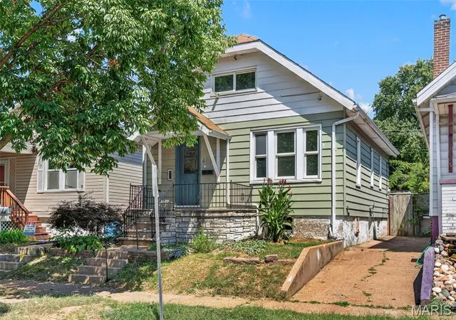 Photo 3 of Sale Pending at 4081 Burgen Ave, Saint Louis, MO 63116 | MLS# MIS26057175 | Listing updated on 2026-10-06