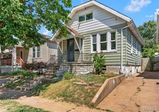 Photo 4 of Sale Pending at 4081 Burgen Ave, Saint Louis, MO 63116 | MLS# MIS26057175 | Listing updated on 2026-10-06