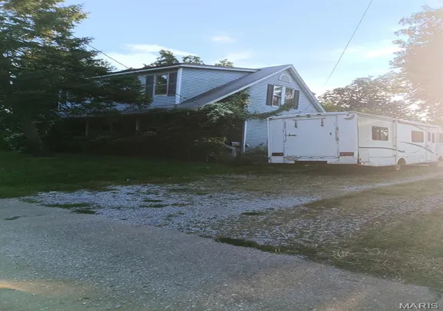 Photo 1 of Sale Pending at 629 Royal Hts Rd, Belleville, IL 62226 | MLS# MIS26057183 | Listing updated on 2026-09-05