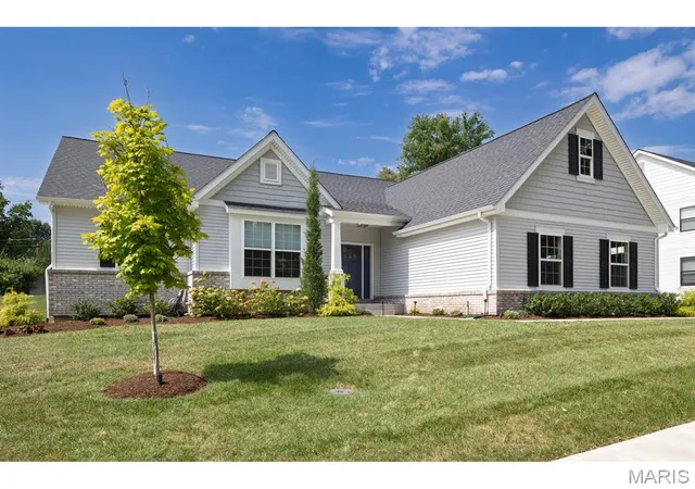 Photo 2 of Single family home for sale at 545 Long Acres Ln, Saint Louis, MO 63132 | MLS# MIS26057206 | Listing updated on 2026-10-07