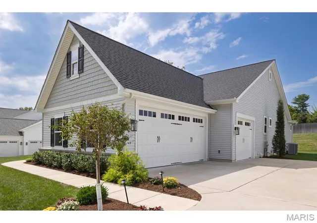 Photo 3 of Single family home for sale at 545 Long Acres Ln, Saint Louis, MO 63132 | MLS# MIS26057206 | Listing updated on 2026-10-07