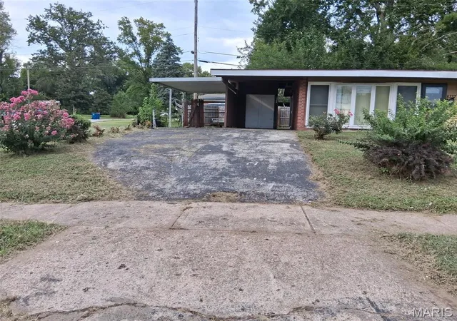 Photo 3 of Single family home for sale at 8337 Graybirch Dr, Saint Louis, MO 63134 | MLS# MIS26057229 | Listing updated on 2026-10-05