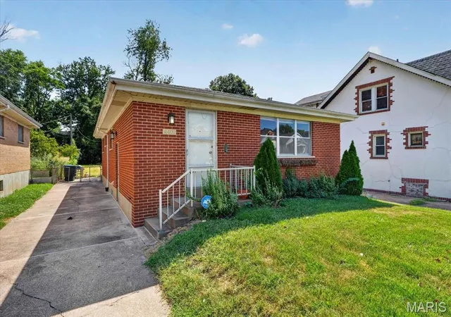 Photo 2 of Sale Pending at 4402 Tholozan Ave, Saint Louis, MO 63116 | MLS# MIS26057244 | Listing updated on 2026-09-12