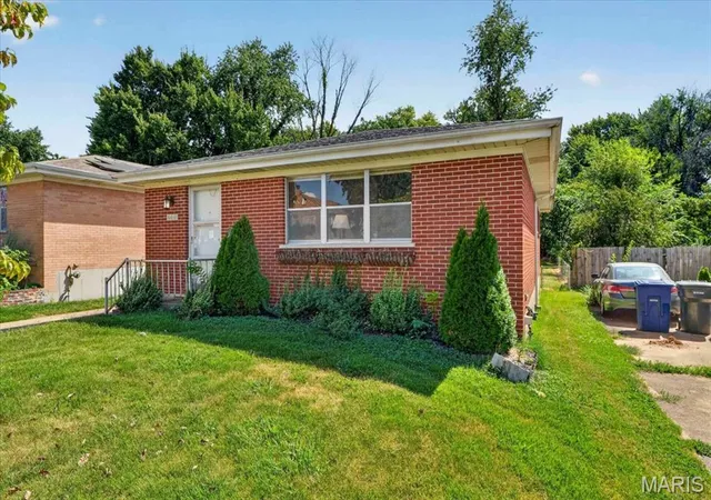 Photo 3 of Sale Pending at 4402 Tholozan Ave, Saint Louis, MO 63116 | MLS# MIS26057244 | Listing updated on 2026-09-12