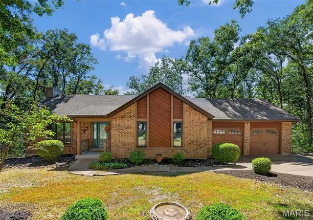 Photo 2 of Single family home for sale at 19 Greenview Dr, Defiance, MO 63341 | MLS# MIS26057258 | Listing updated on 2026-09-06