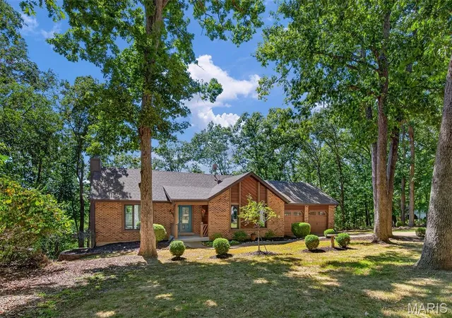 Photo 2 of Single family home for sale at 19 Greenview Dr, Defiance, MO 63341 | MLS# MIS26057258 | Listing updated on 2026-10-03