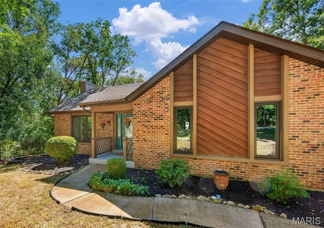Photo 3 of Single family home for sale at 19 Greenview Dr, Defiance, MO 63341 | MLS# MIS26057258 | Listing updated on 2026-10-03