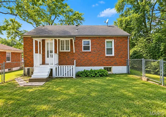 Photo 2 of Single family home for sale at 350 N New Florissant Rd, Florissant, MO 63031 | MLS# MIS26057265 | Listing updated on 2026-09-06