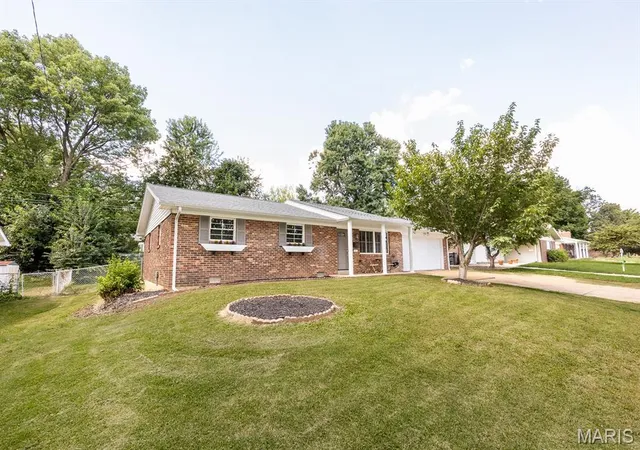 Photo 2 of Single family home for sale at 117 Williamsburg Dr, Belleville, IL 62221 | MLS# MIS26057275 | Listing updated on 2026-09-14