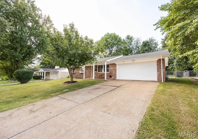 Photo 2 of Single family home for sale at 117 Williamsburg Dr, Belleville, IL 62221 | MLS# MIS26057275 | Listing updated on 2026-09-14