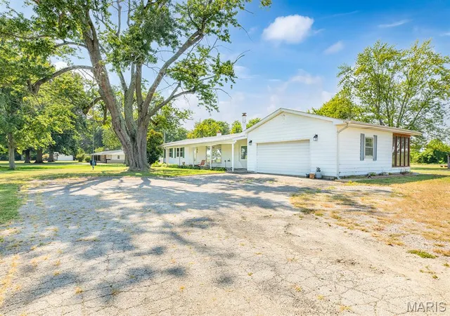 Photo 2 of Single family home for sale at 8204 Montclaire Ave, Brighton, IL 62012 | MLS# MIS26057280 | Listing updated on 2026-09-04