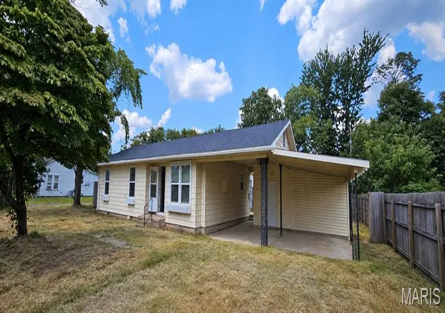 Single family home for sale at 188 Swank St, Charleston, MO 63834 | MLS# MIS26057287