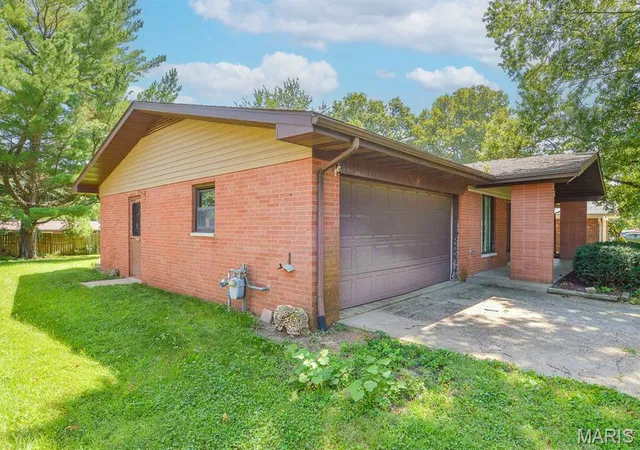 Photo 4 of Single family home for sale at 1628 Whitlow Dr, Belleville, IL 62226 | MLS# MIS26057295 | Listing updated on 2026-09-08