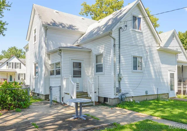 Photo 4 of Single family home for sale at 1409 Lemon St, Highland, IL 62249 | MLS# MIS26057310 | Listing updated on 2026-09-04