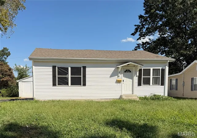 Photo 2 of Sale Pending at 212 La Motte Ln, Saint Louis, MO 63135 | MLS# MIS26057338 | Listing updated on 2026-09-23
