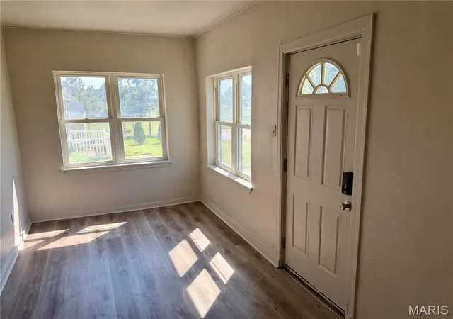 Photo 3 of Sale Pending at 212 La Motte Ln, Saint Louis, MO 63135 | MLS# MIS26057338 | Listing updated on 2026-09-23