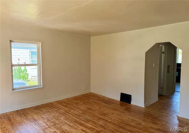 Photo 4 of Single family home for sale at 212 La Motte Ln, Saint Louis, MO 63135 | MLS# MIS26057338 | Listing updated on 2026-09-05