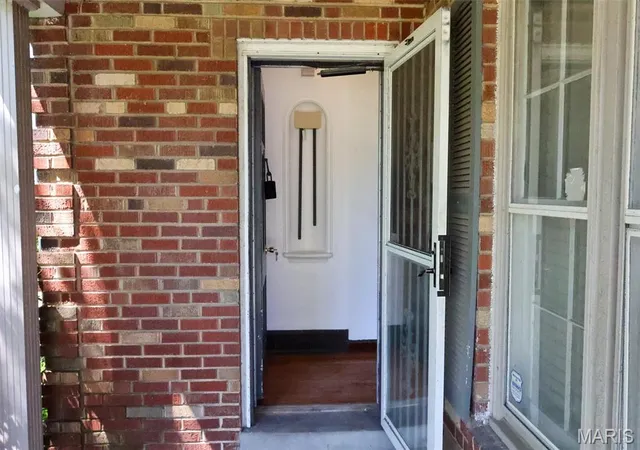 Photo 2 of Sale Pending at 1067 Melvin Ave, Saint Louis, MO 63137 | MLS# MIS26057362 | Listing updated on 2026-09-16